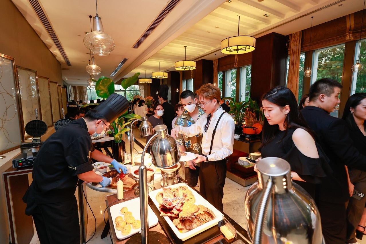 Tianjin residents and visitors taste the themed buffet dinner