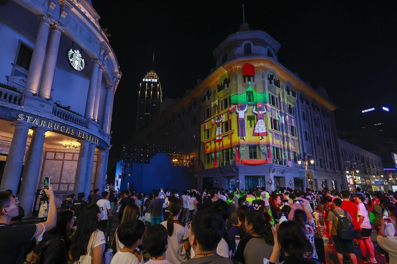 The mapping show captivates many passersby